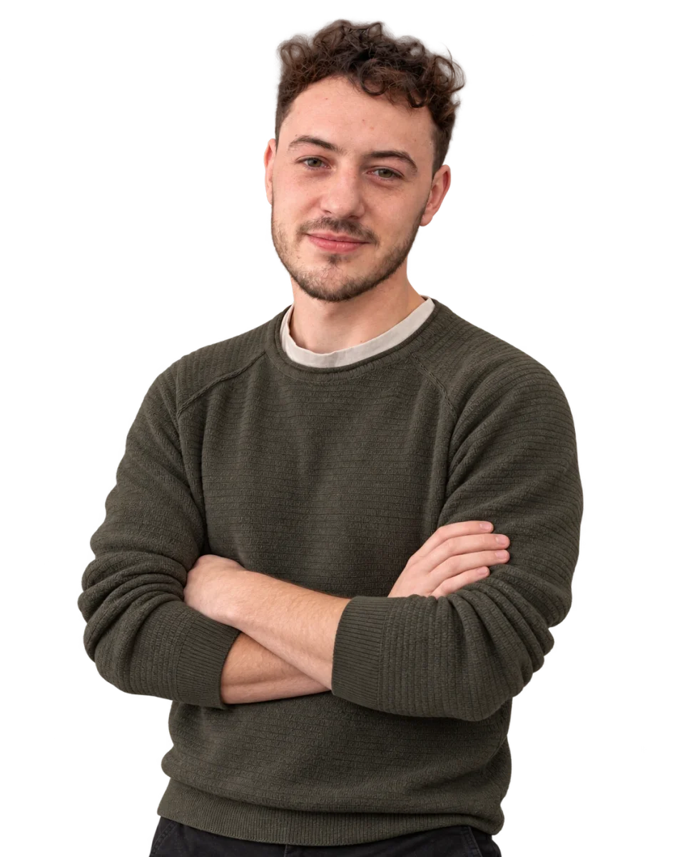 Marco Freiberger mit verschränkten Armen in einem dunkelgrünen Pullover